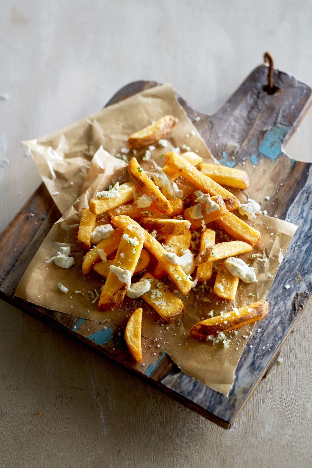 Aviko SuperCrunch Pure-Rustic Pommes auf Holzbrett serviert 