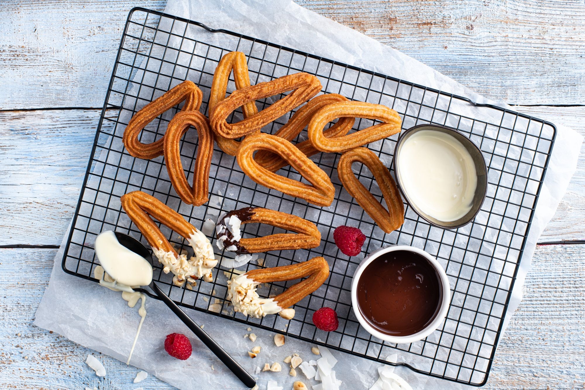 Churros mit weißer und dunkler Schokoladensauce