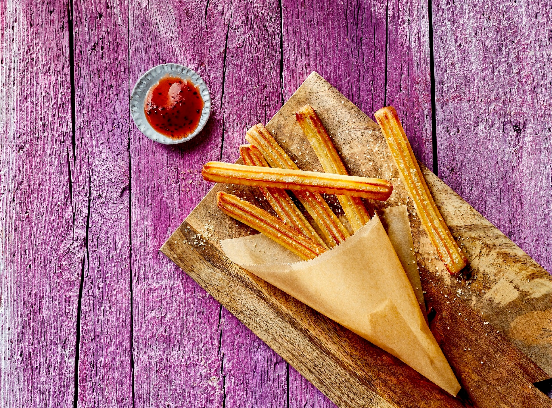 ofen churros auf pinkem holztisch
