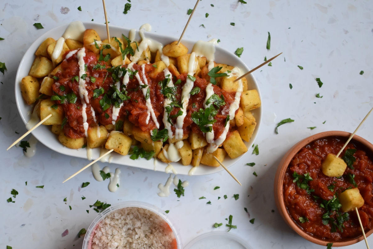 patatas bravas vogelperspektive weisser hintergrund