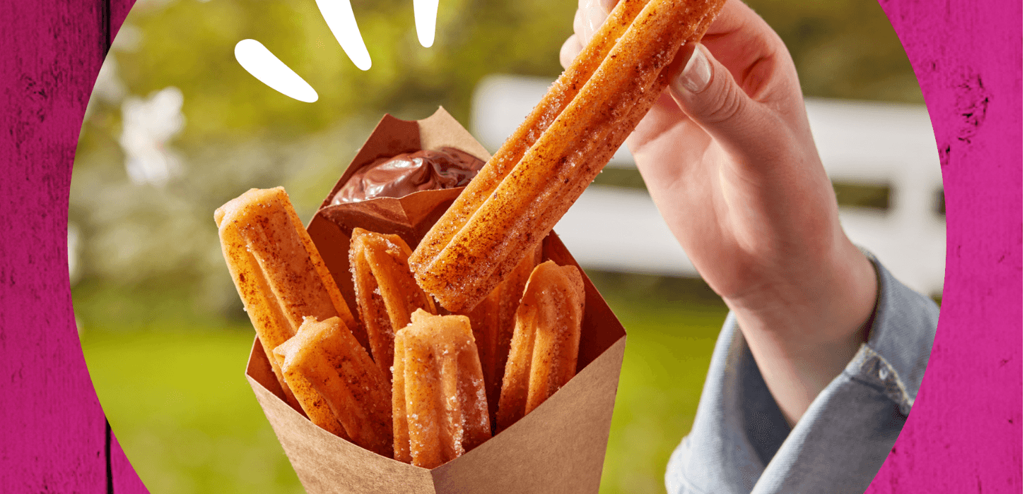 churros mit schoko sosse in spitztüte im sommer nimmt sich