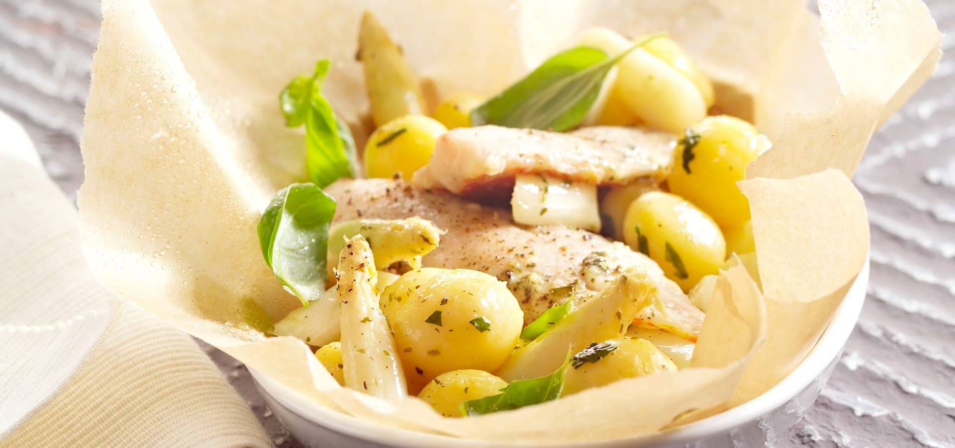 Rotbarbe en papillot mit Spargel