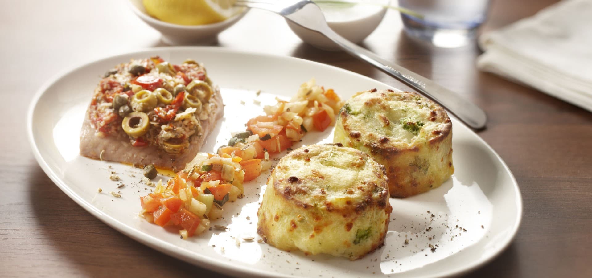 Welsfilet/Lachsfilet Kartoffel-Brokkoligratin.
