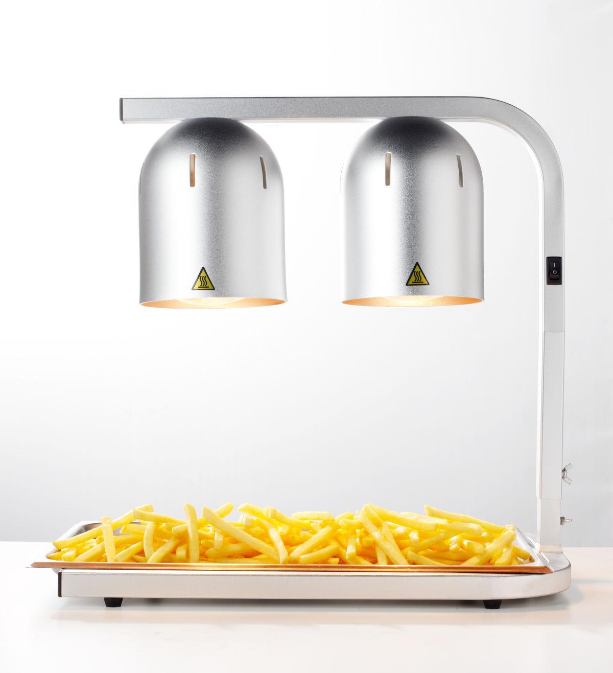 Warmgehaltene Gastro Pommes auf Tablett unter der Wärmelampe
