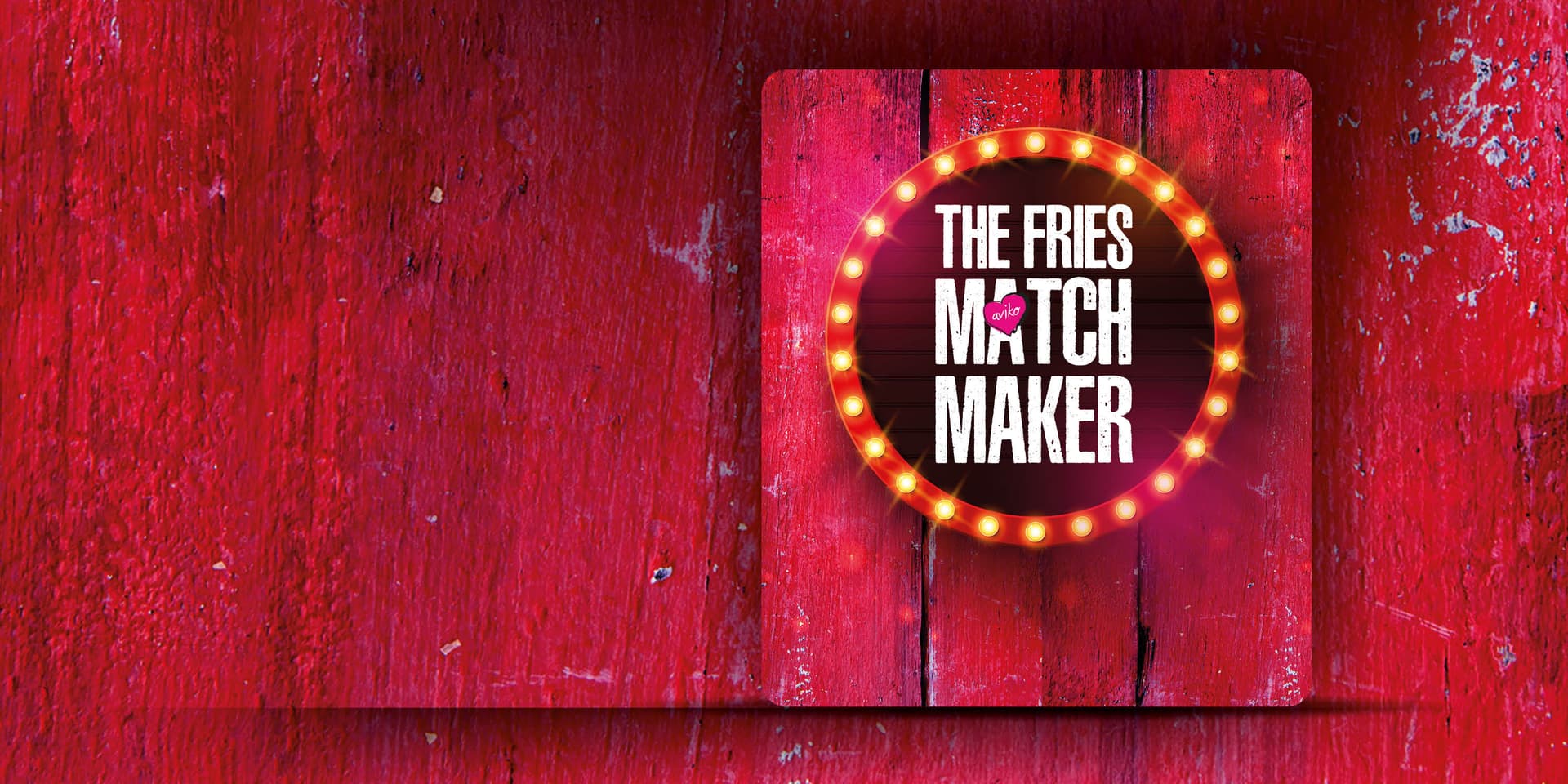 Rote Holzwand mit Pommes Matchmaker Logo auf der Rechnten Seite