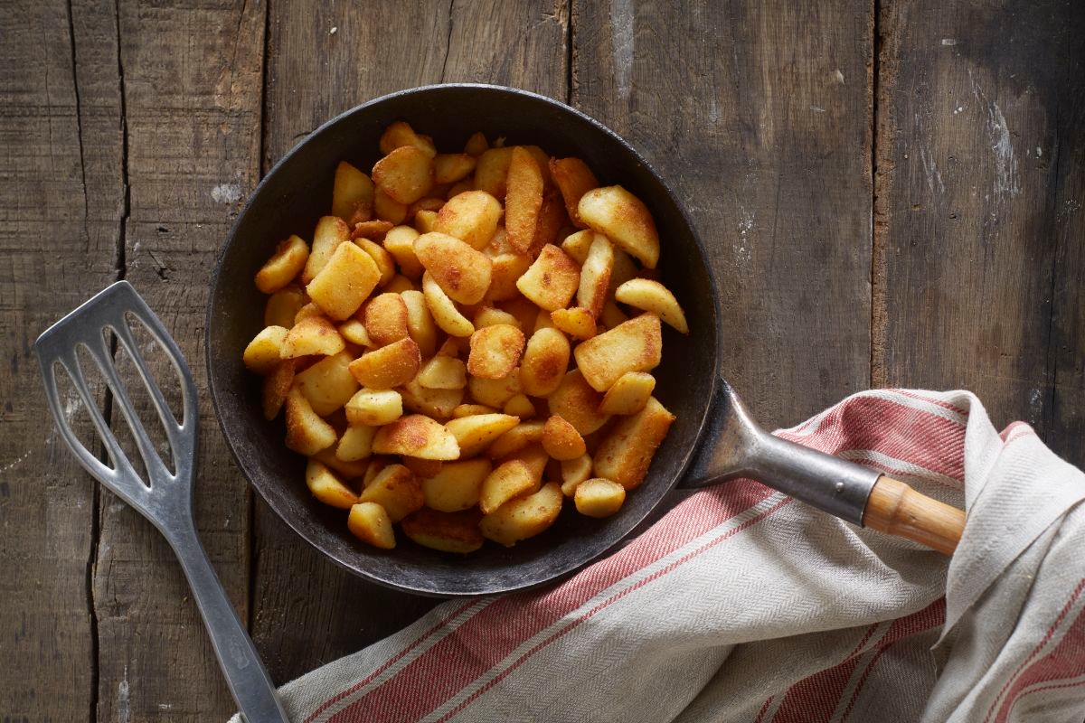 aviko rustikale bratkartoffeln in der pfanne zubereitet