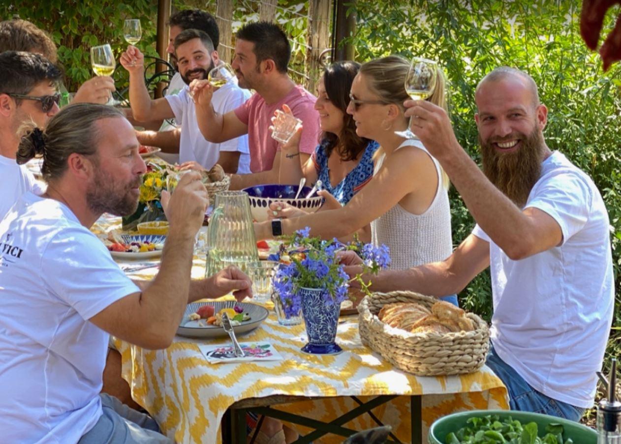Glückliche Menschen essen Aviko Gerichte zusammen am Tisch