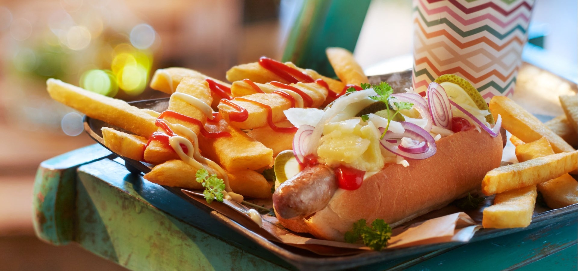 aviko_urban-food-int_-hot-dog-mit-super-crunch-pommes