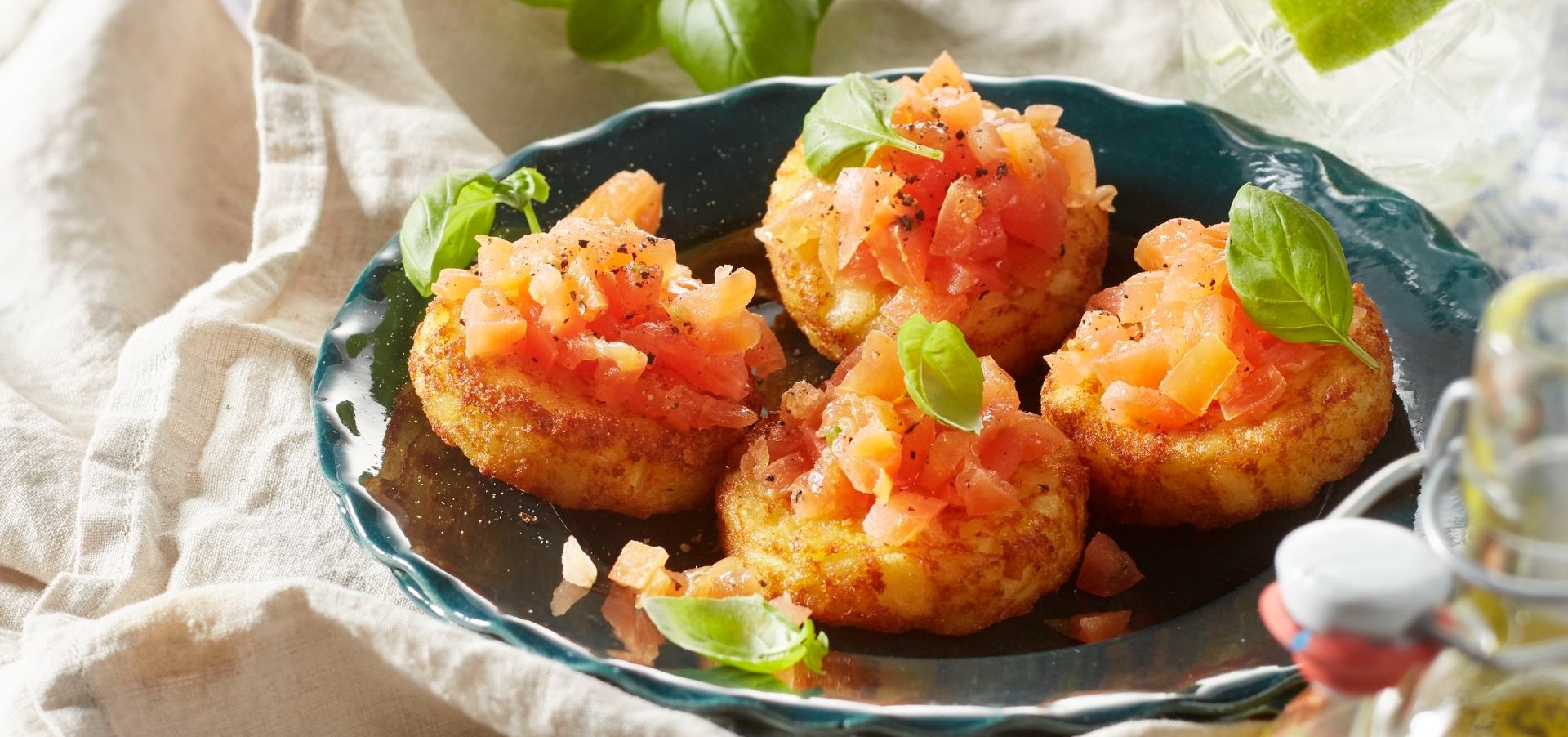 Rösti Bruschetta mit Tomate und Basilikum