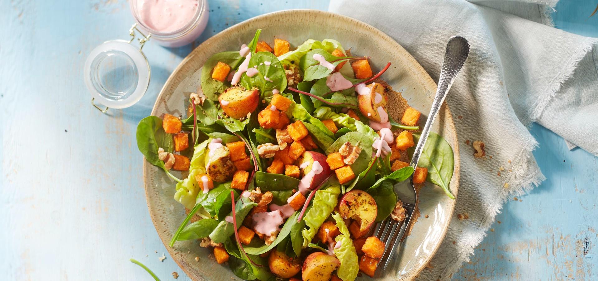 Aviko recipe Süßkartoffel-Pfirsich-Salat mit Ziegenfrischkäsedressing und Walnüssen