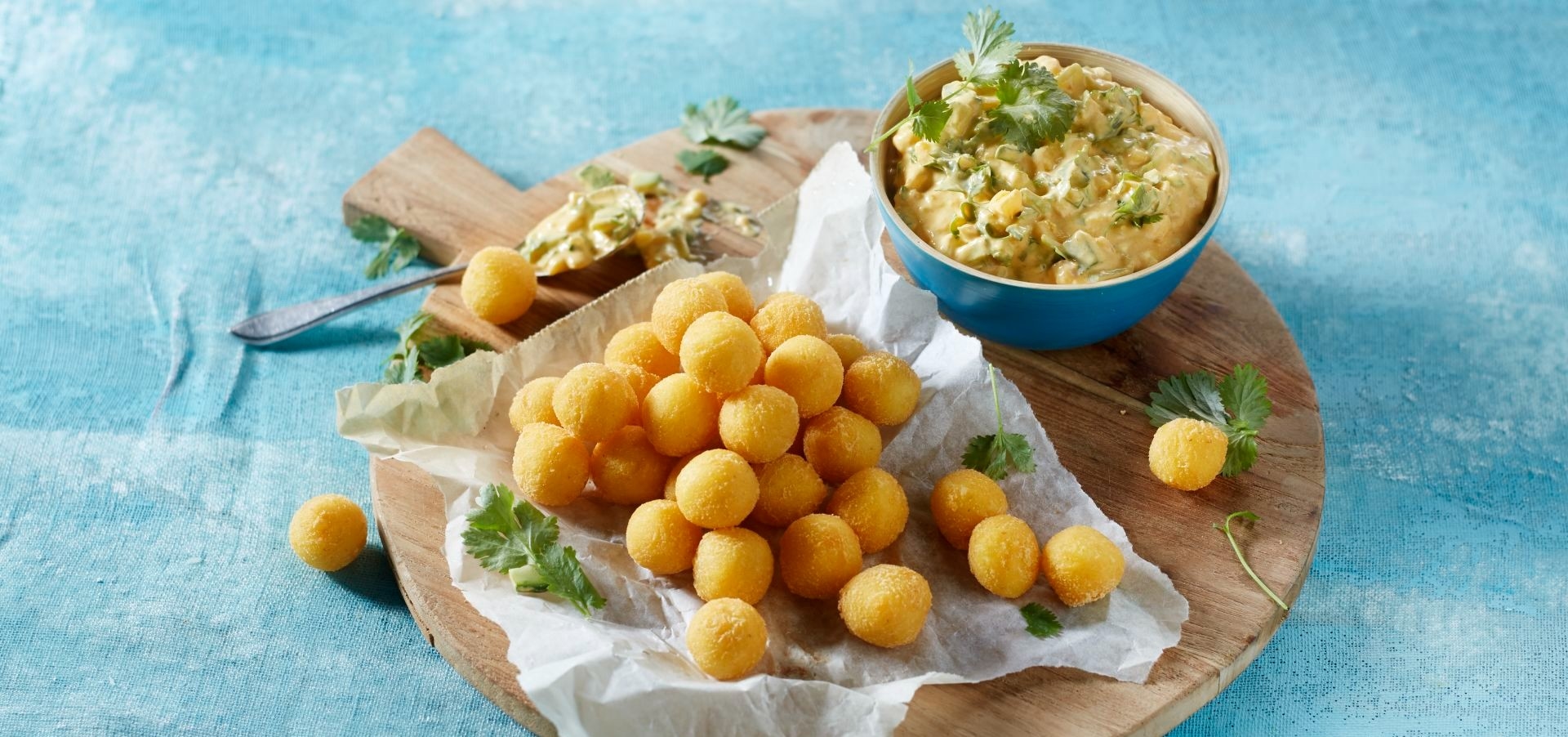 Kartoffelbällchen mit Mango-Gurken-Raita