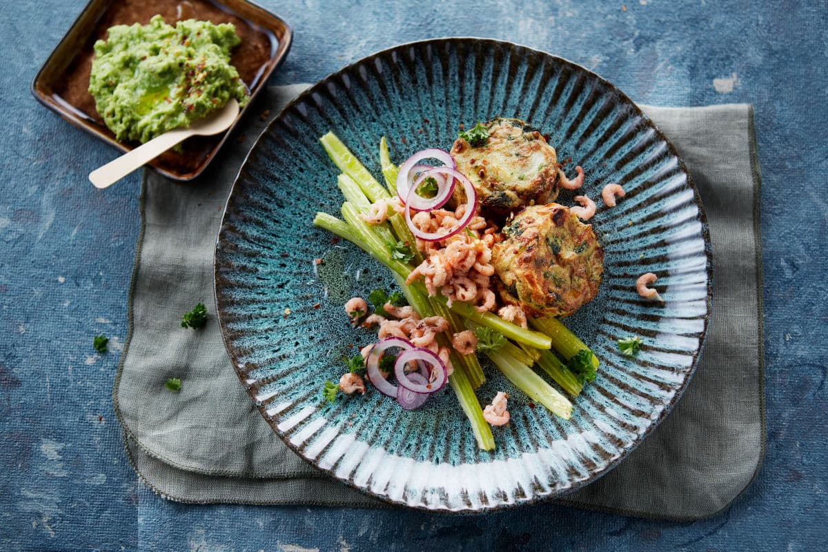 Mini Gratins für Hotels an Spargel und Garnelen angerichtet auf blauem Hotel-Teller