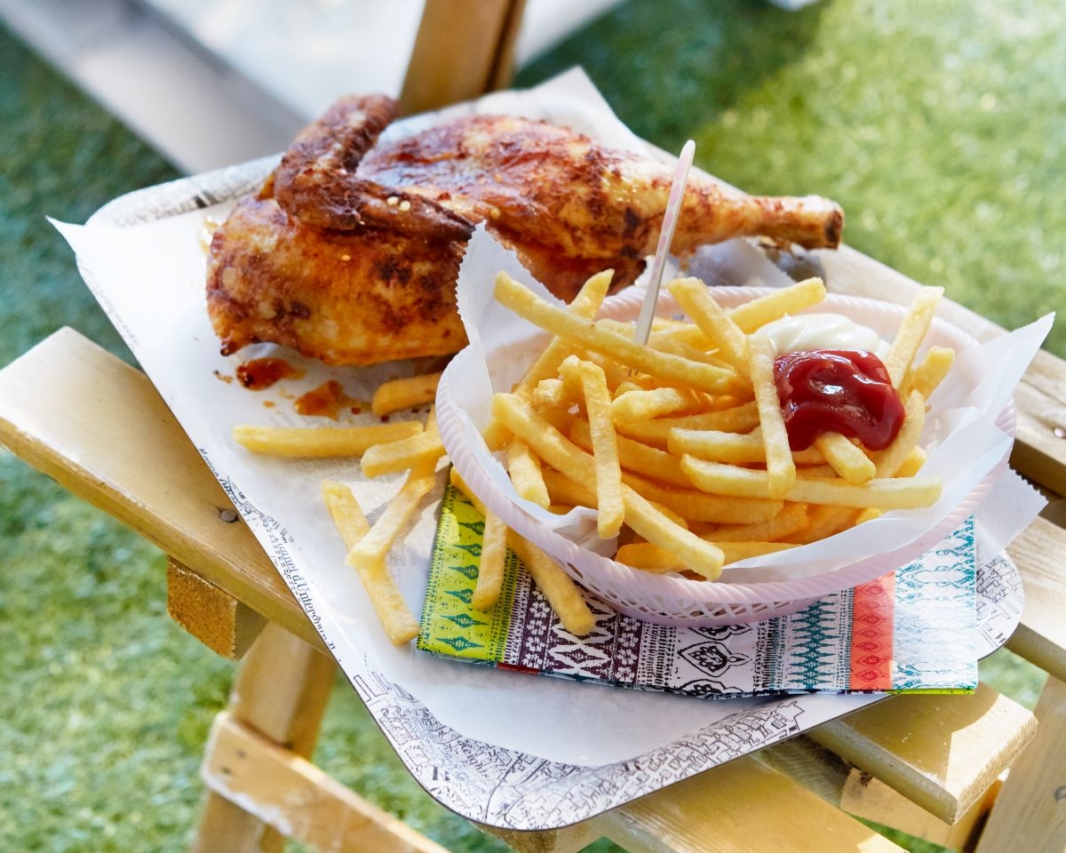 SuperCrunch Fresh Pommes an Brathähnchen im Sommer auf Tablett