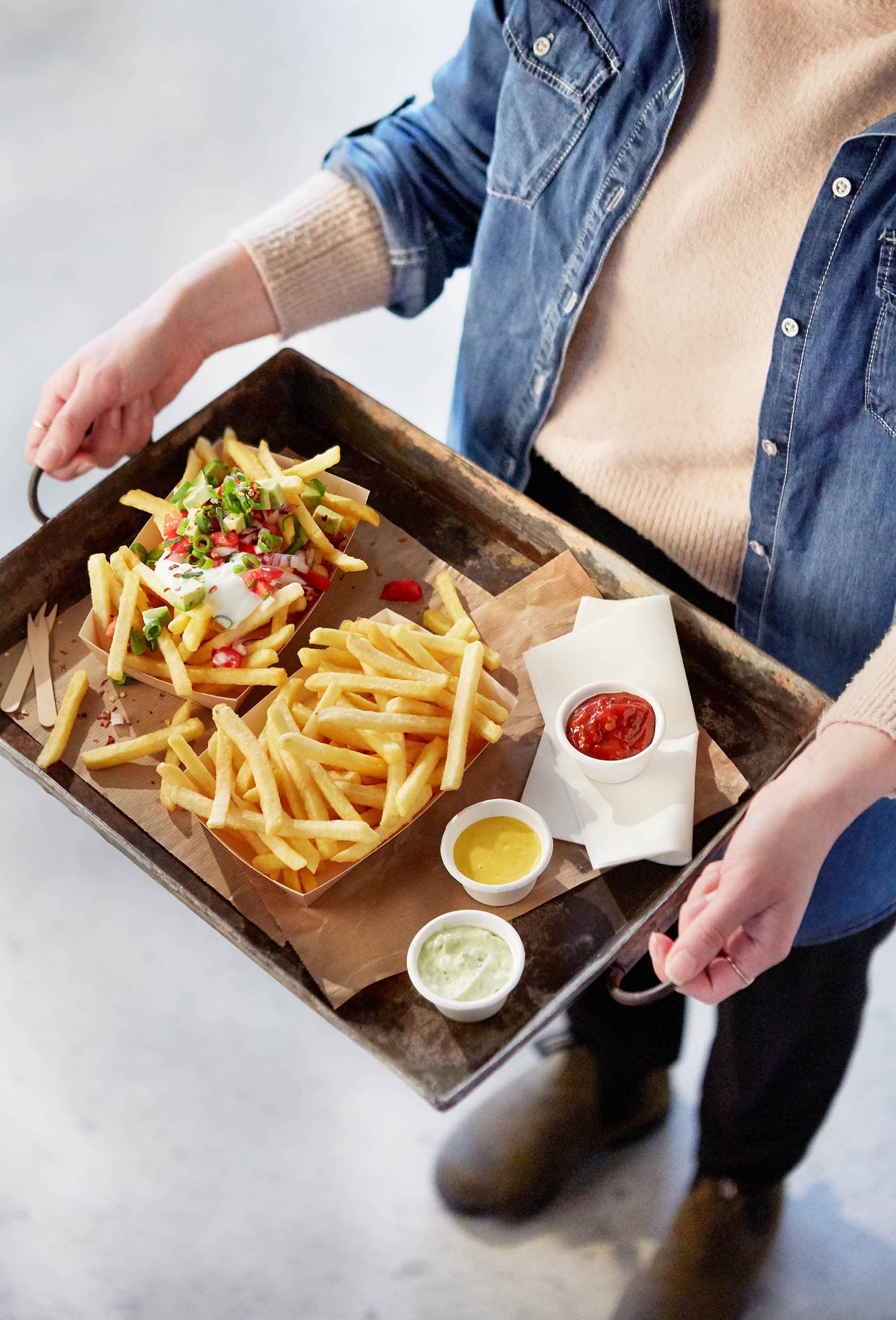 SuperCrunch pommes auf tragetablett vor dem essen
