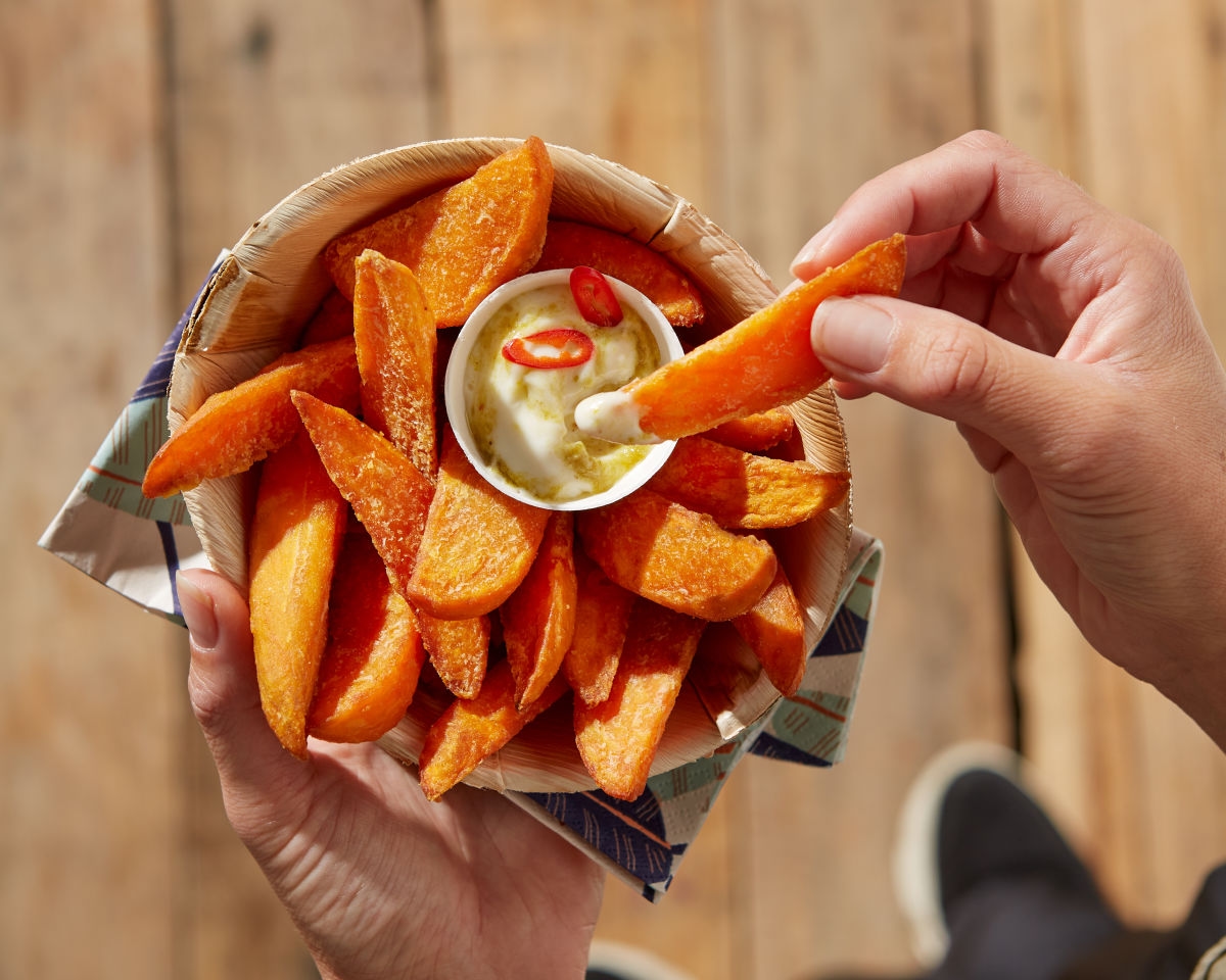 süsskartoffelspalten von aviko in papierschale mit dip