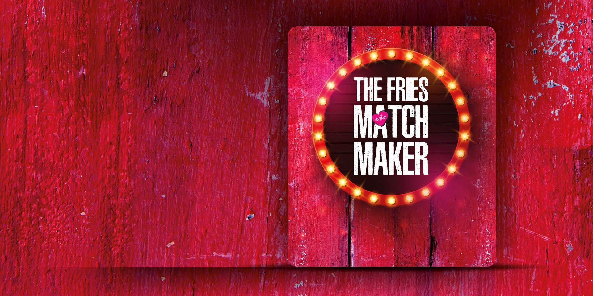 Rote Holzwand mit Pommes Matchmaker Logo auf der Rechnten Seite