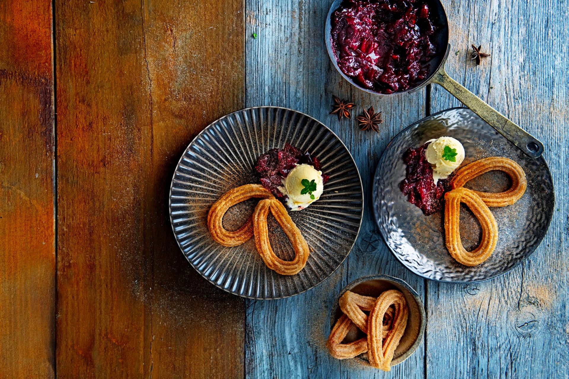 Churros mit warmem Preiselbeerkompott