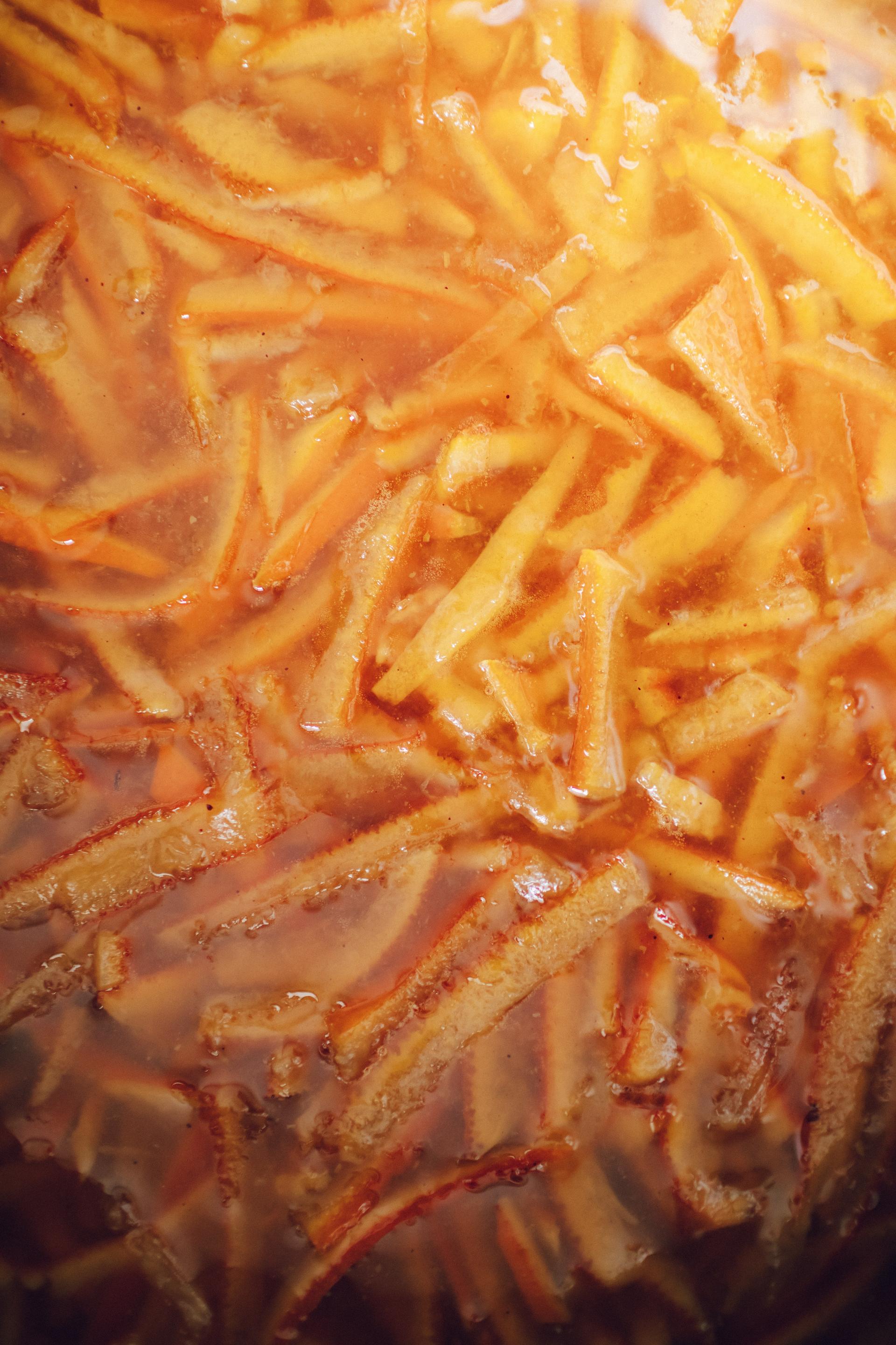 Pommes brutzeln in fritteusenfett und werden goldgelb in nahaufnahme