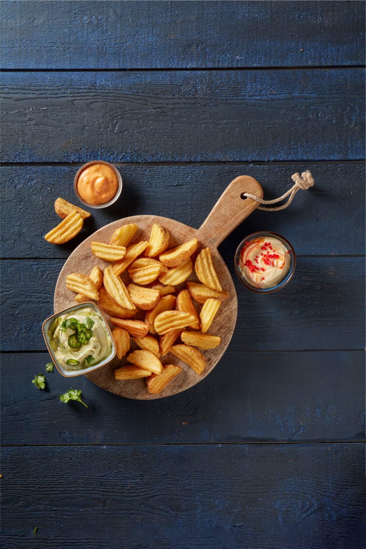 Crunchy shapes wellige wedges website header auf dunkelblauem tisch