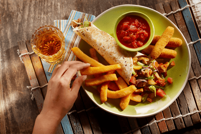 Tortilla wraps met little gem sla, mango en komkommer en tomaten salsa
Lekker met Mozzarella Fingers en Squid Strips.