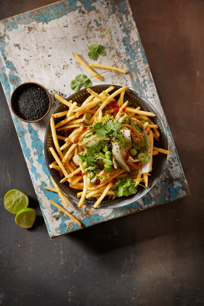 aviko-supercrunch-skinny-skinon-fries-loaded-kimchi-fries-1-staand